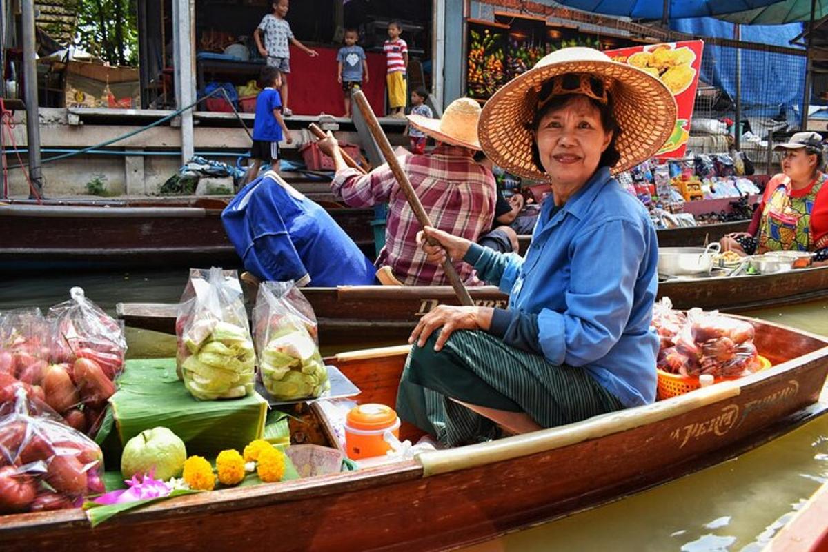 une femme assise dans un bateau sur un marché