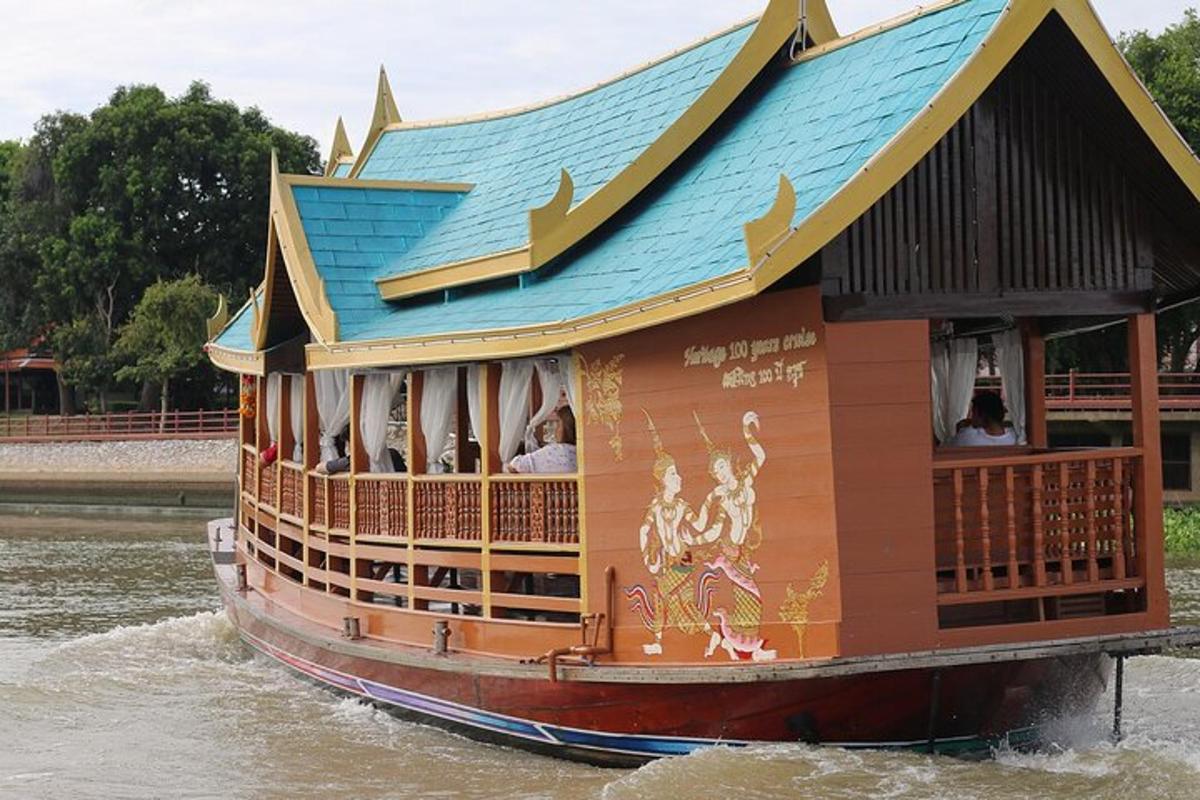 una casa sul retro di una barca su un fiume