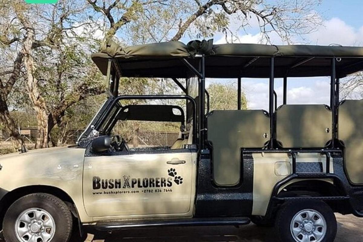um carrinho de golfe com uma placa na lateral