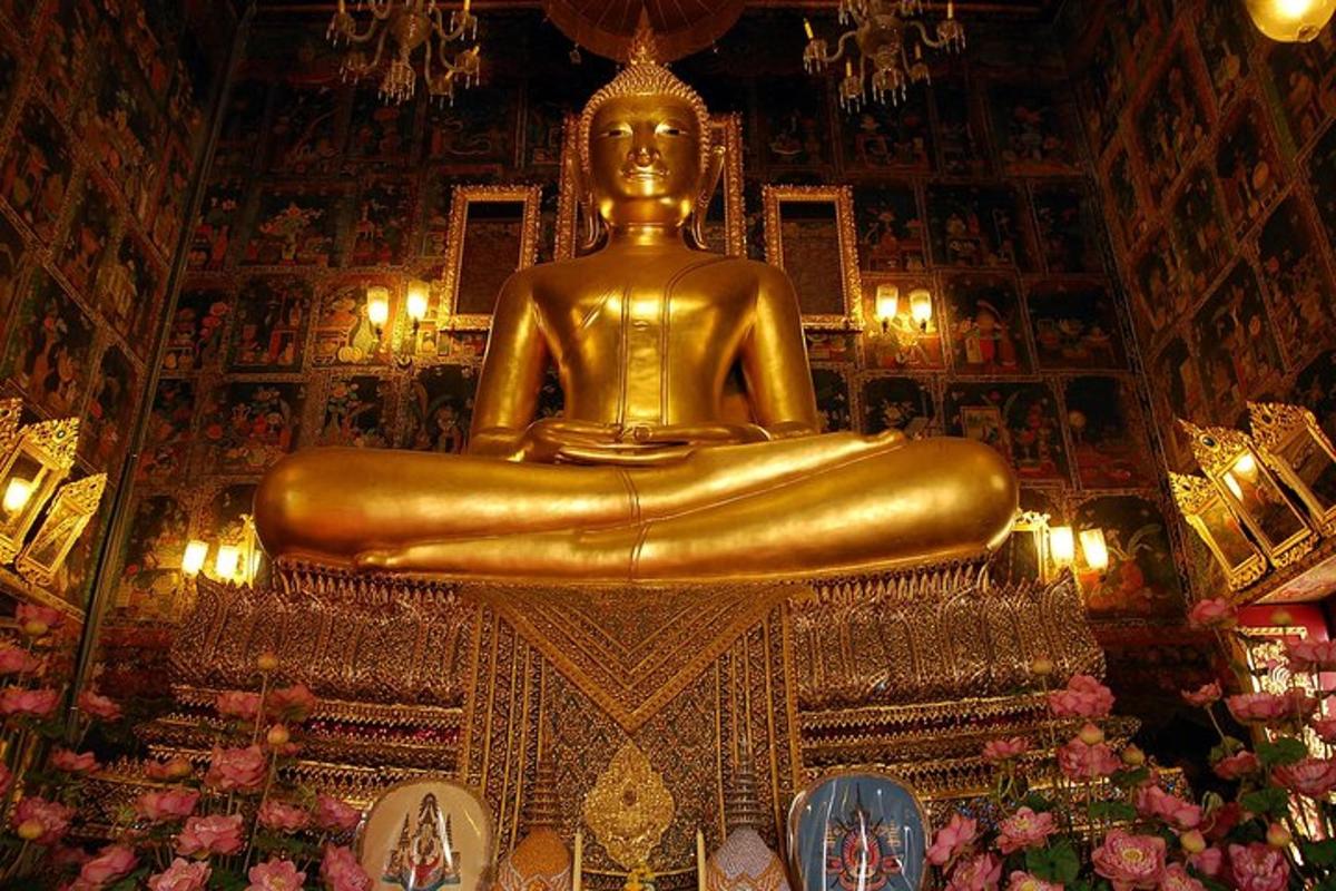una gran estàtua de Buda daurada en un temple