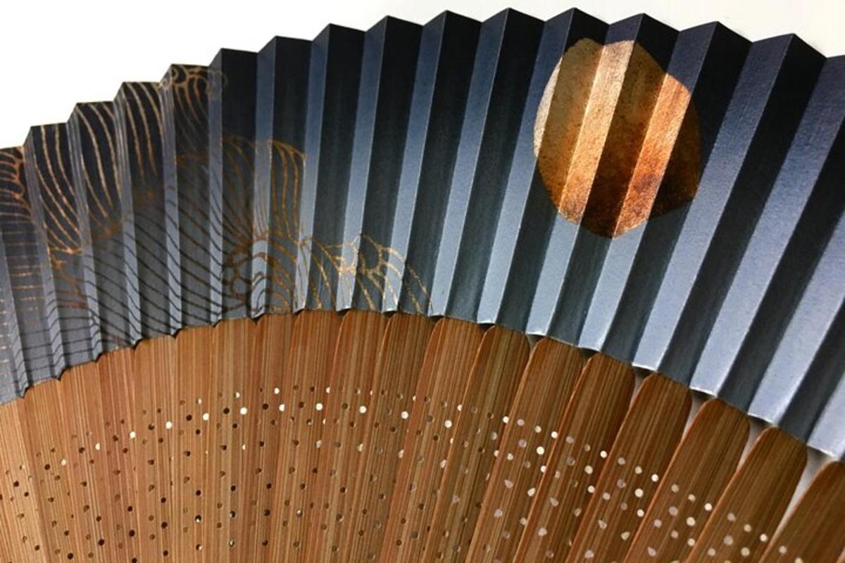 una staccionata di legno con un cappello sopra
