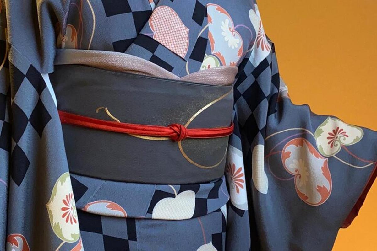 un primo piano di una donna che indossa un vestito