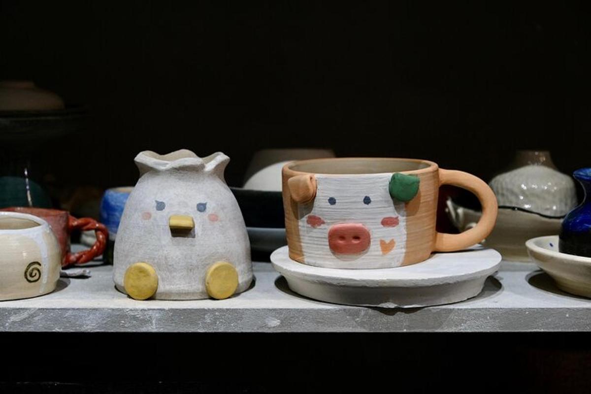 een tafel met twee koffiekopjes op een plank