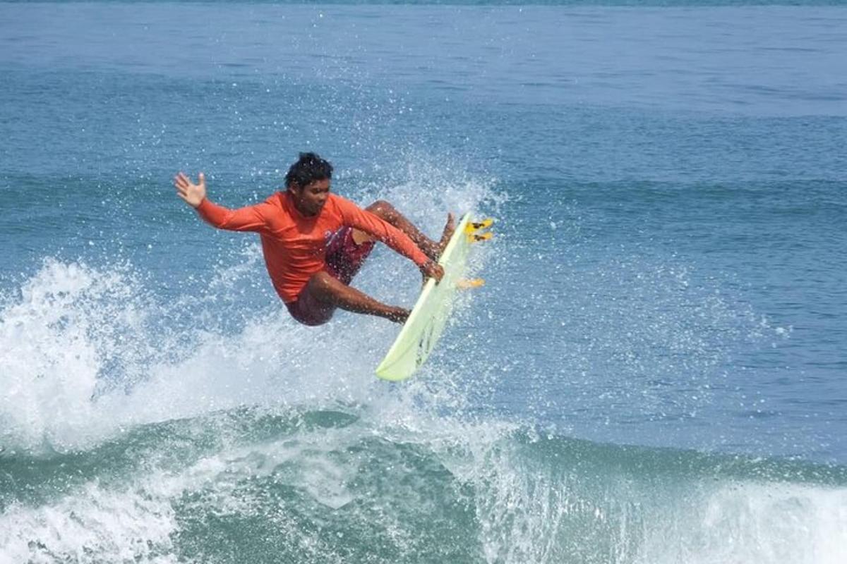 um homem pegando uma onda em uma prancha de surfe no oceano