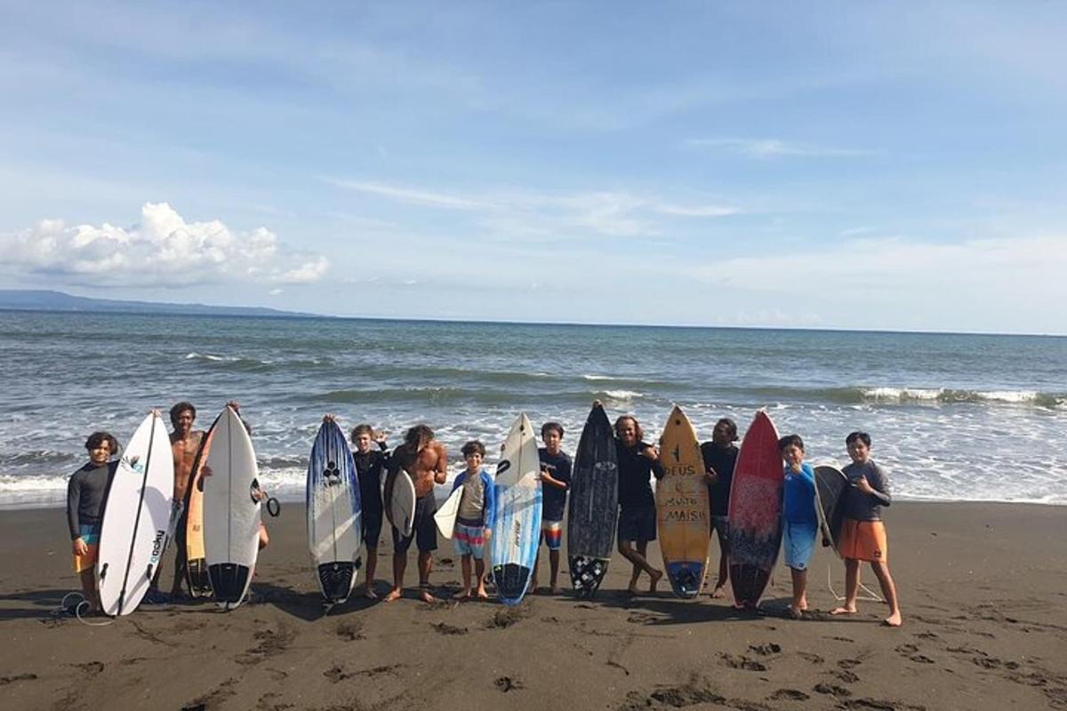um grupo de pessoas em pé na praia segurando suas pranchas de surfe