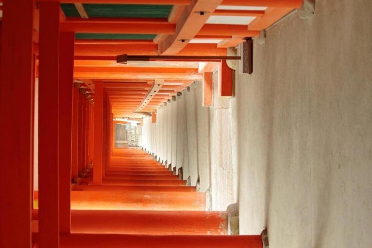 oranžinis koridorius su laiptais pastate