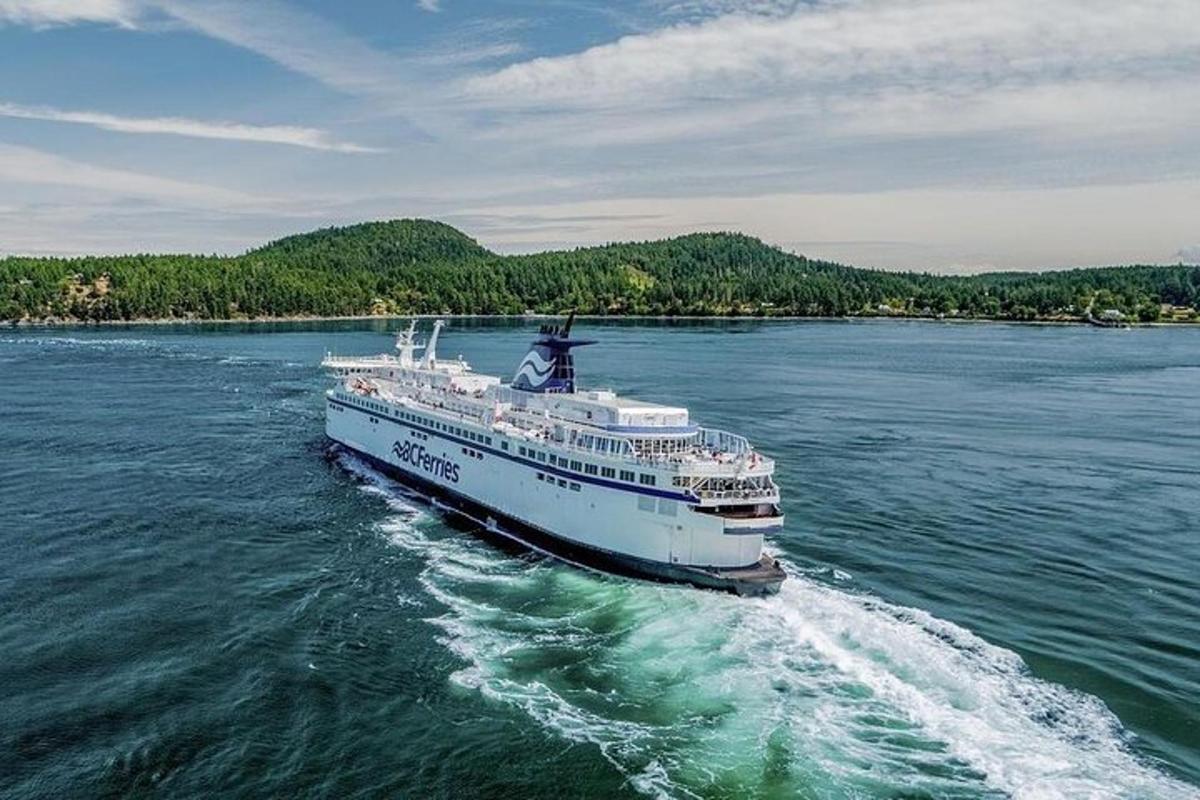 un crucero viajando por el agua