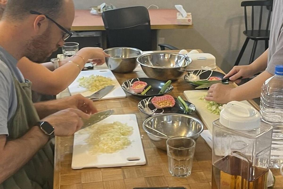 група људи који седе за столом и једу храну