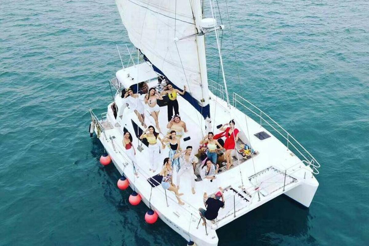 un gruppo di persone su una barca a vela in acqua