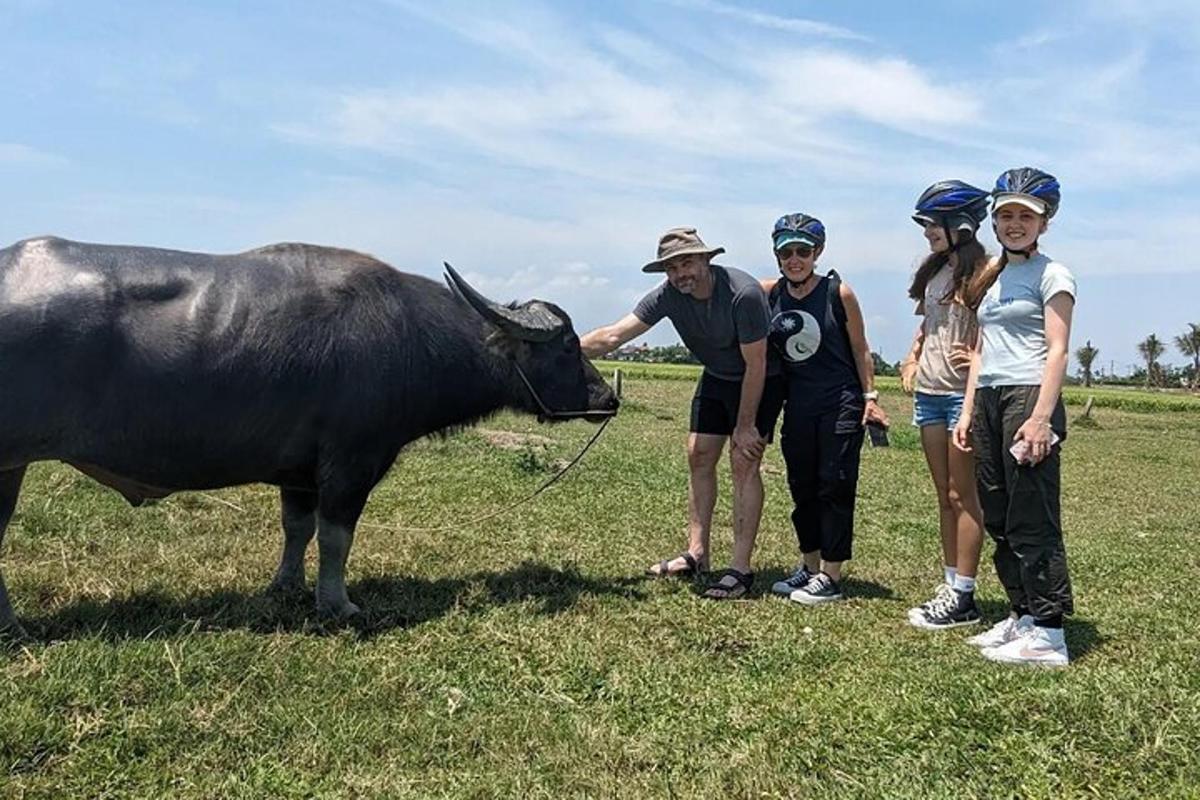 grupa ludzi stojąca obok krowy
