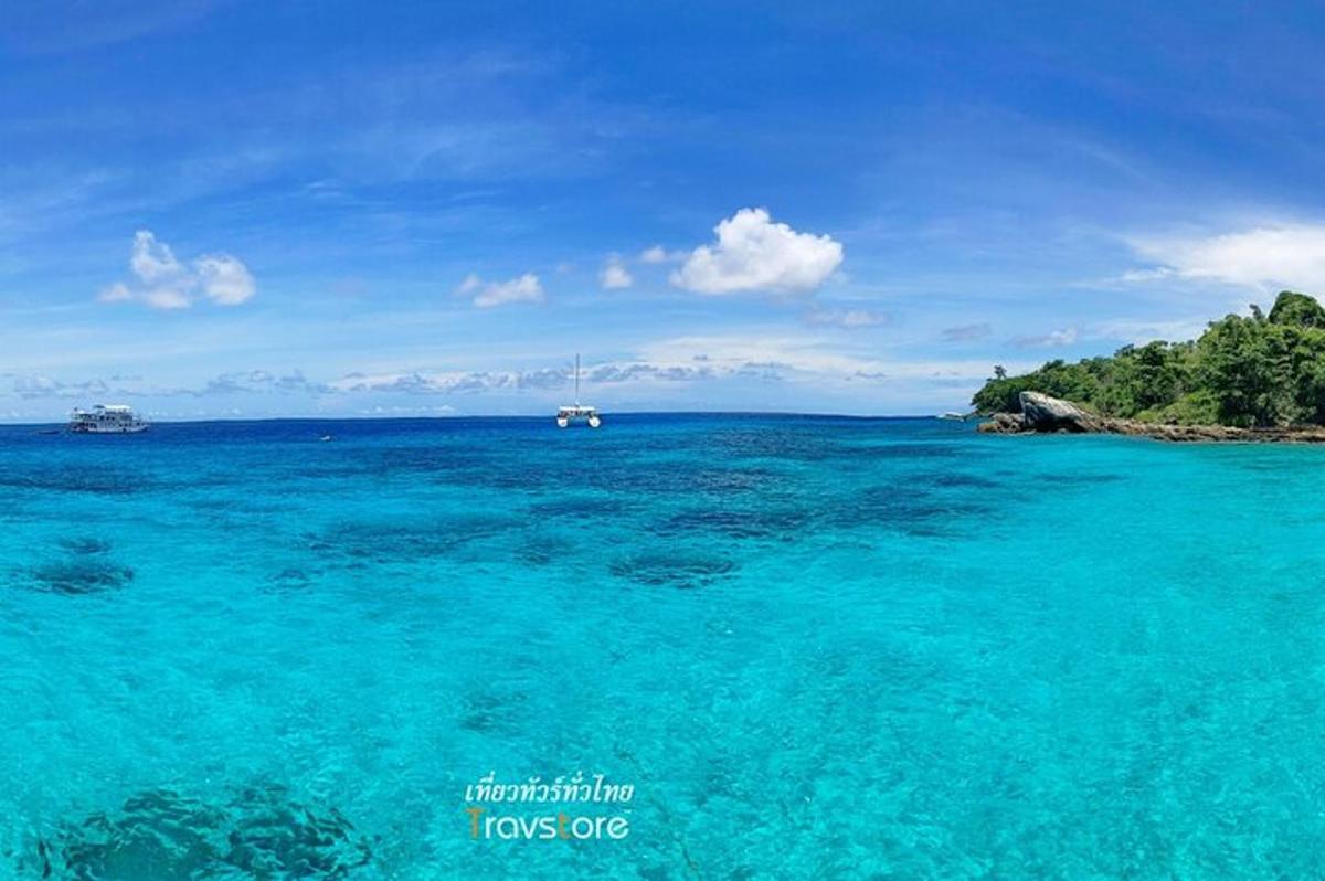una vista dell'oceano con barche in acqua