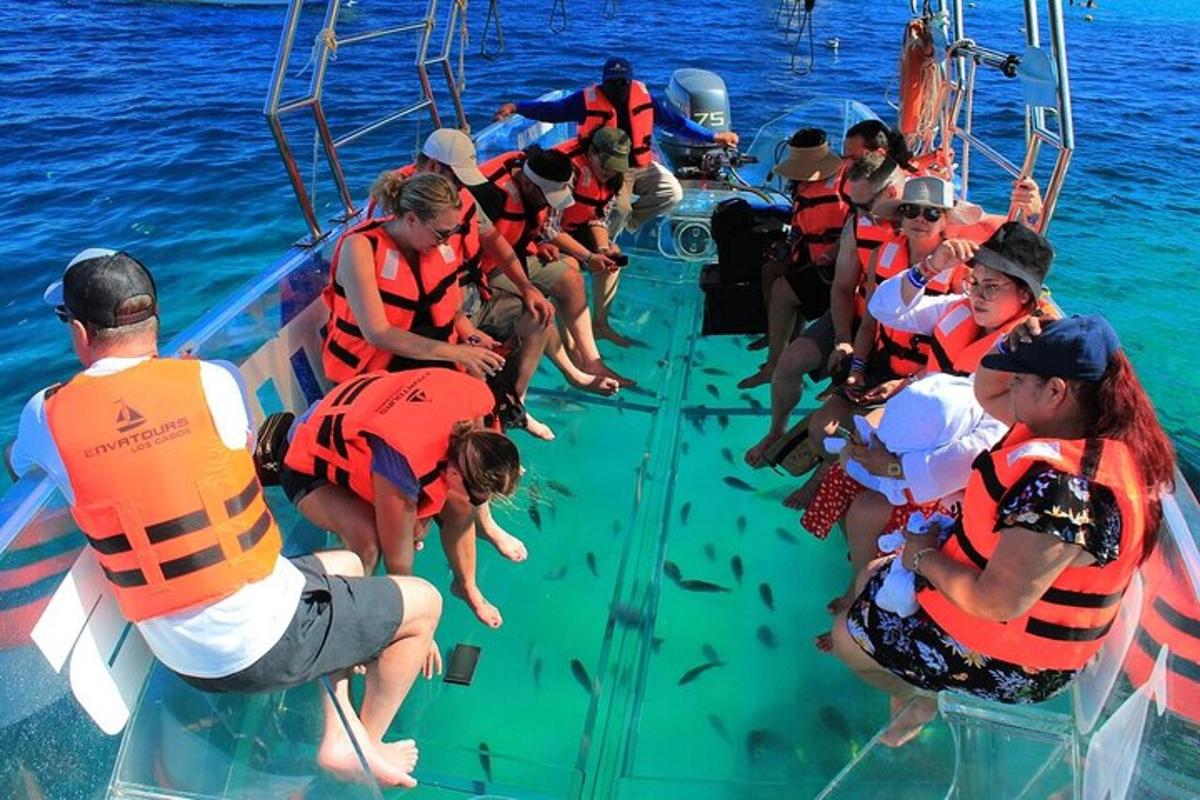 un gruppo di persone su una barca in acqua