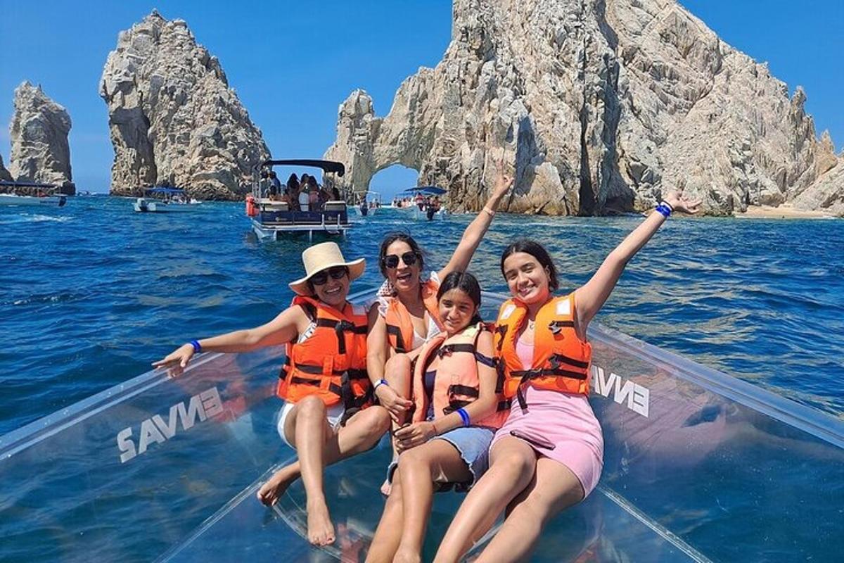 Cuatro mujeres con chalecos salvavidas en un bote en el agua