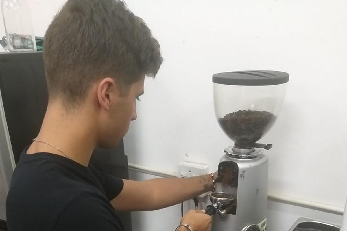 Muž dává něco do mixéru