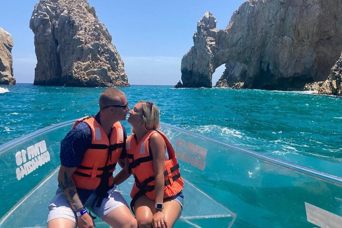 Un hombre y una mujer sentados en un barco en el océano