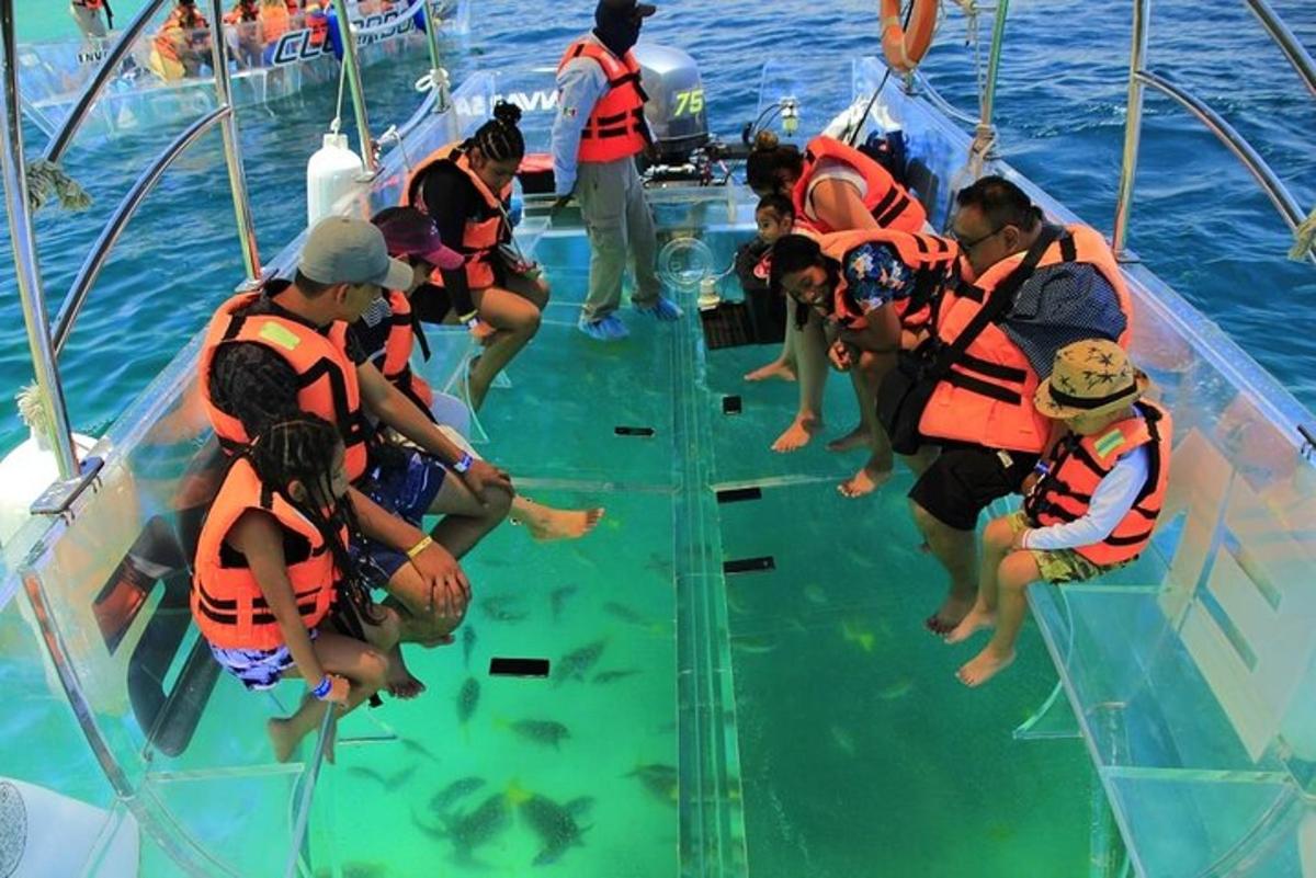 un gruppo di persone su una barca in acqua