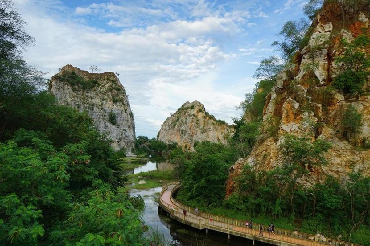 uma ponte sobre um rio entre duas montanhas rochosas