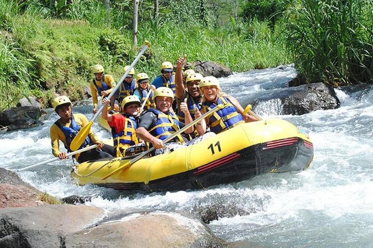 un gruppo di persone su una zattera su un fiume