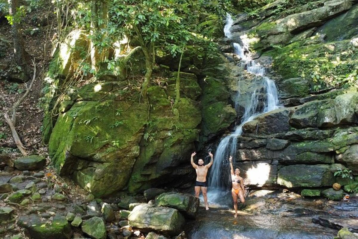 dues persones dempeus davant d'una cascada