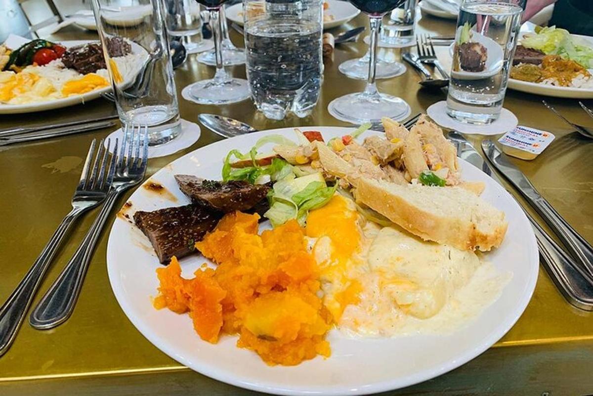 un piatto bianco di cibo su un tavolo