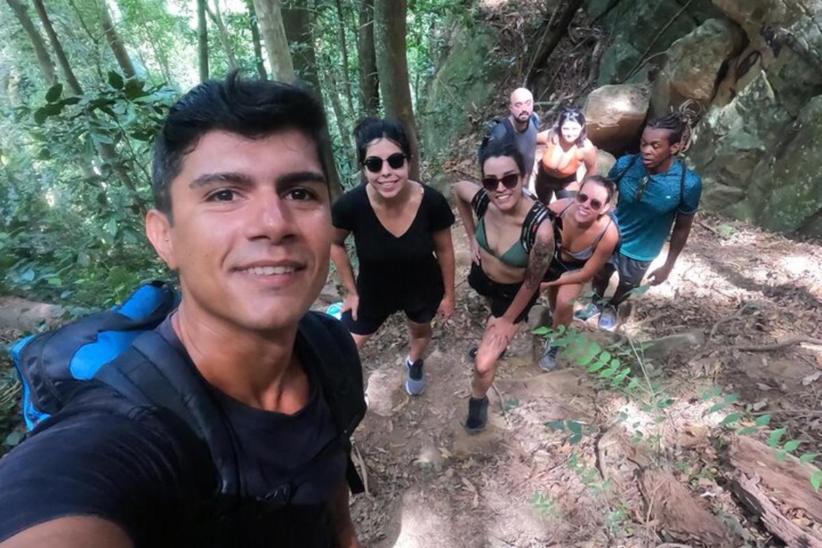 un grup de persones en un sender al bosc