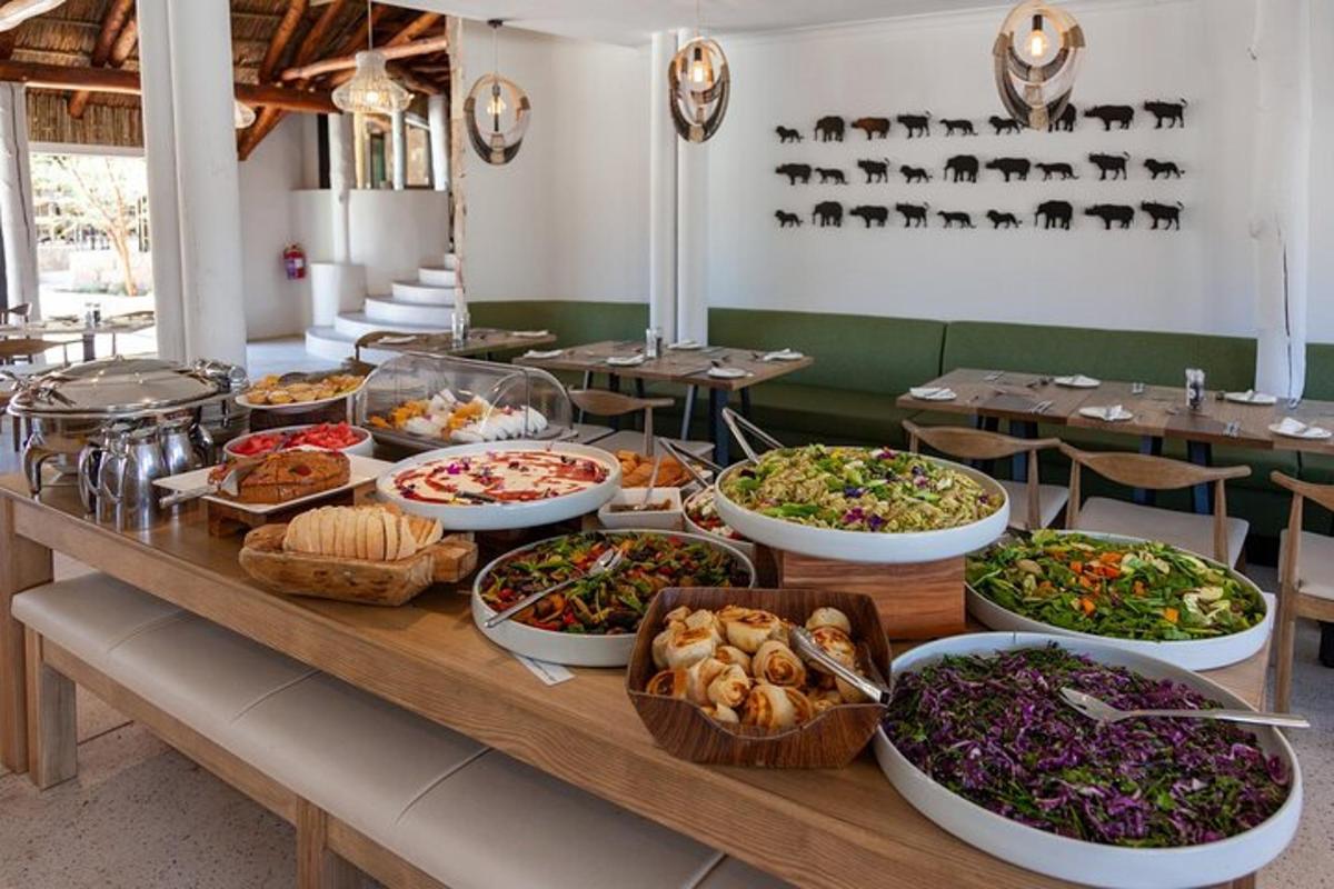 un buffet di cibo su un tavolo in un ristorante