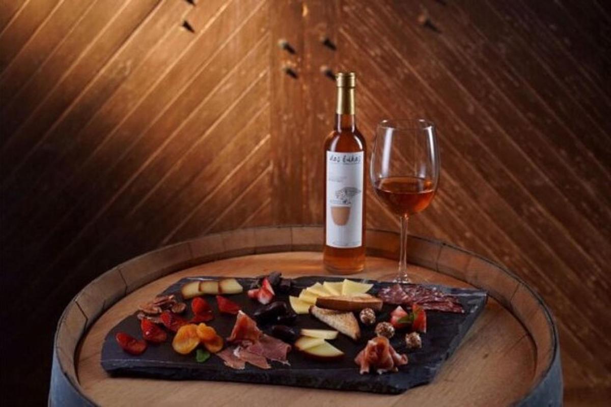 Un plato de comida y una copa de vino en una mesa