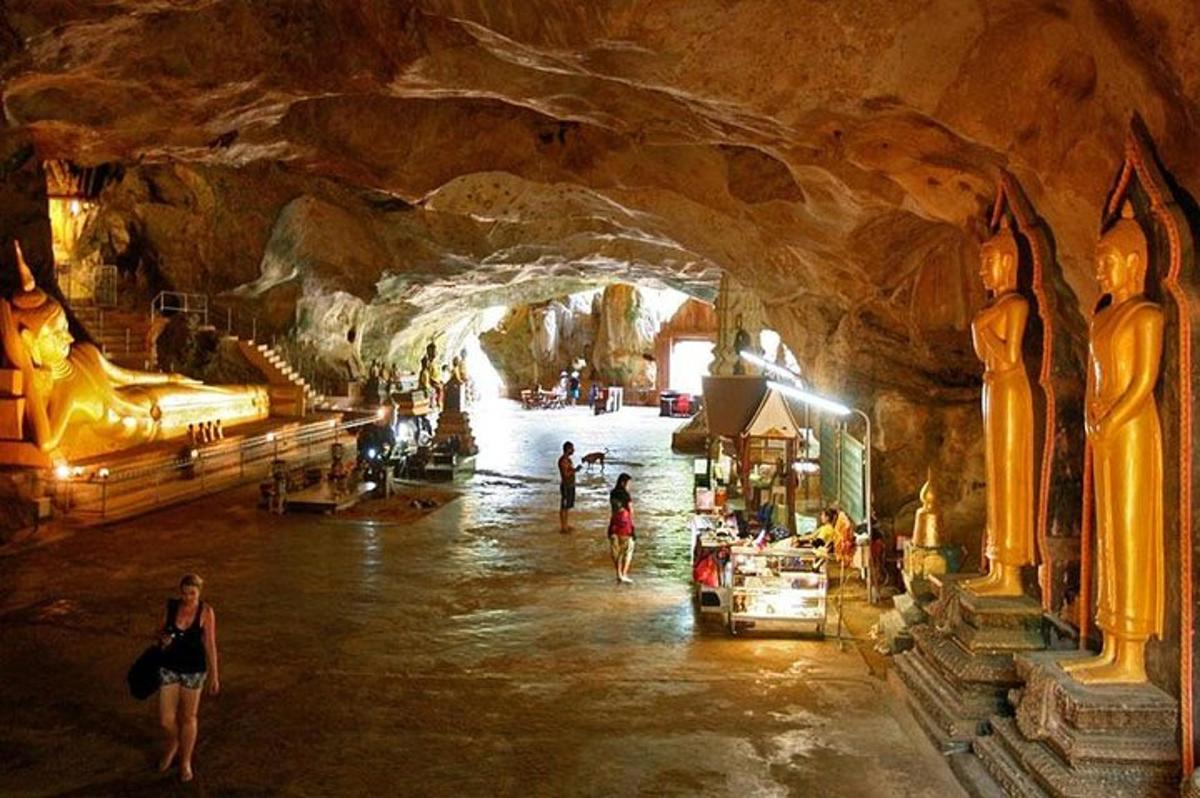 eine Gruppe von Menschen, die durch eine Höhle gehen