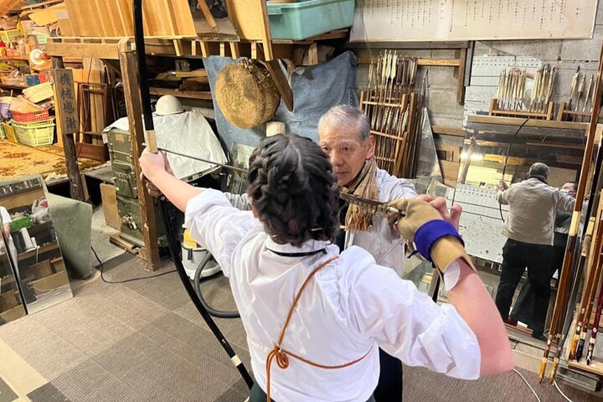 um homem está cortando o cabelo de uma pessoa em uma fábrica