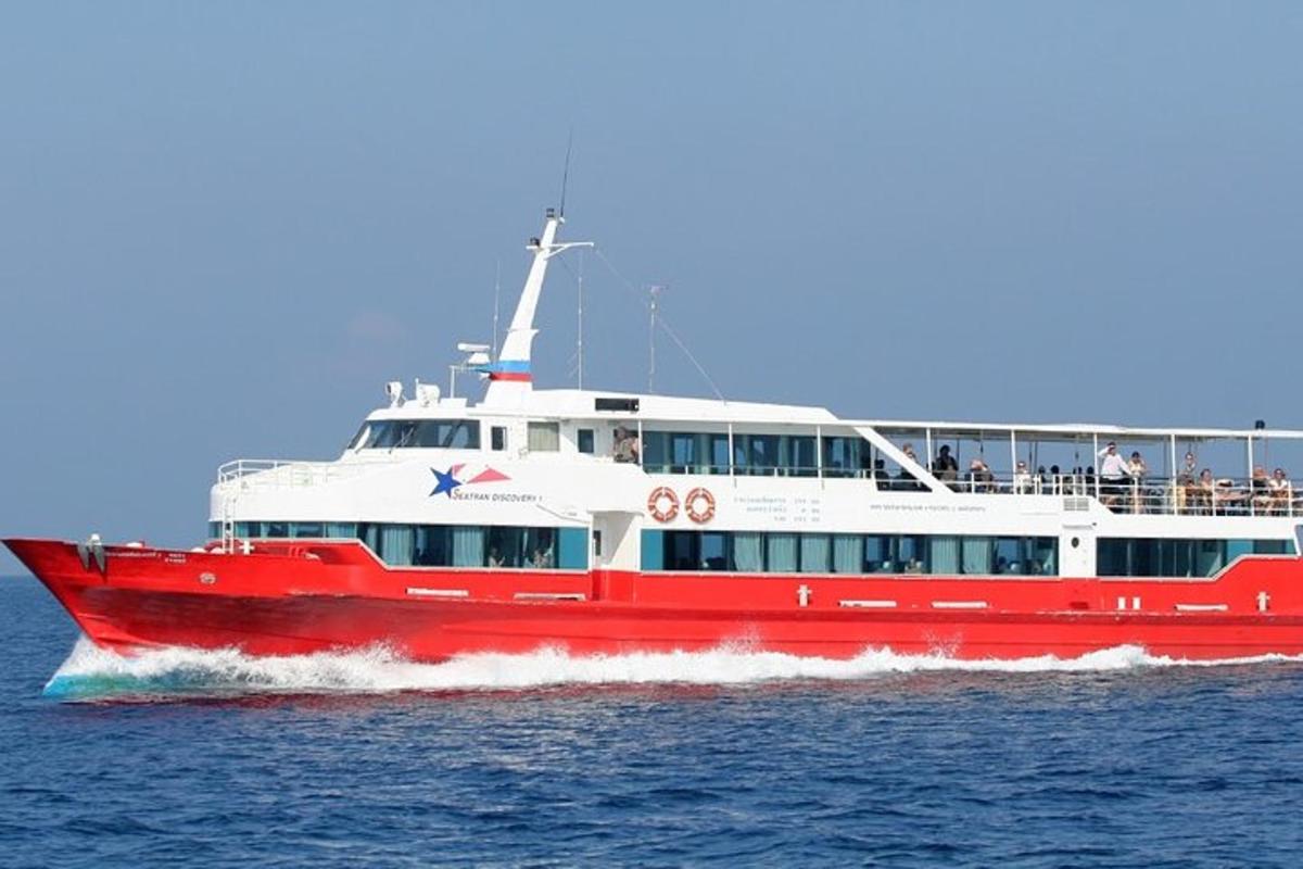 μια κόκκινη και άσπρη βάρκα στο νερό