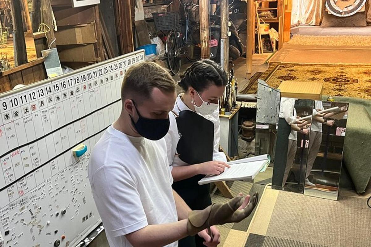 twee mensen in een fabriek met maskers op