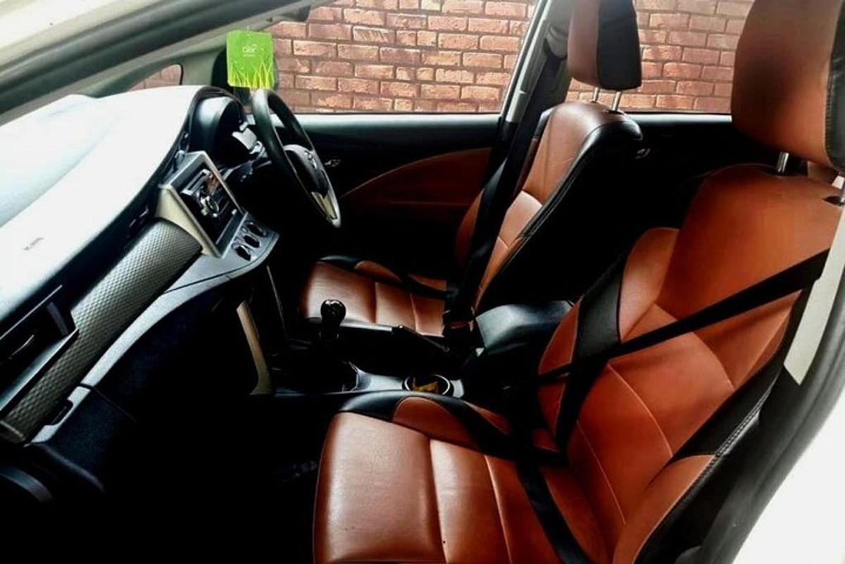 un coche con el asiento trasero de un coche