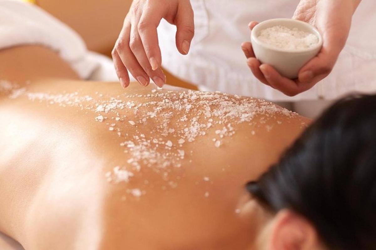 seorang wanita sedang mandi dengan pasir di belakangnya