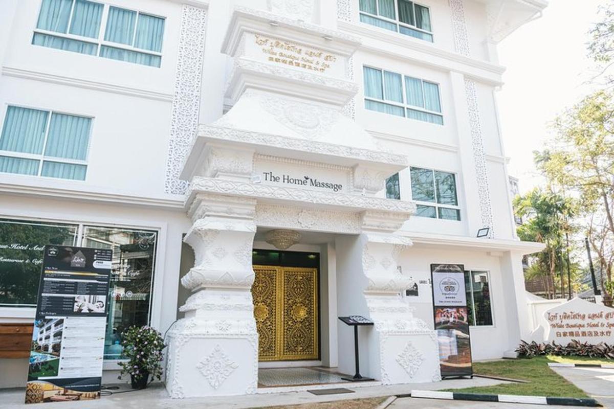 sebuah bangunan putih dengan pintu emas di hadapannya
