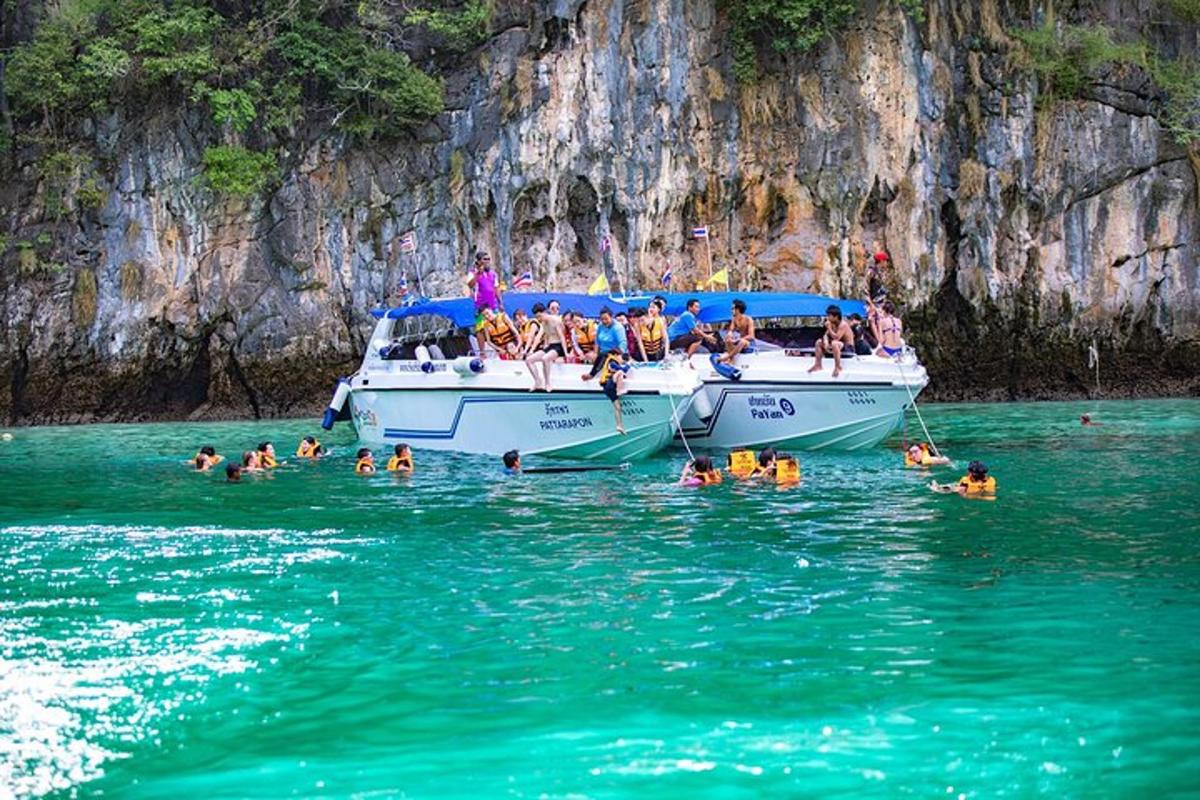 un grupo de personas en un barco en el agua