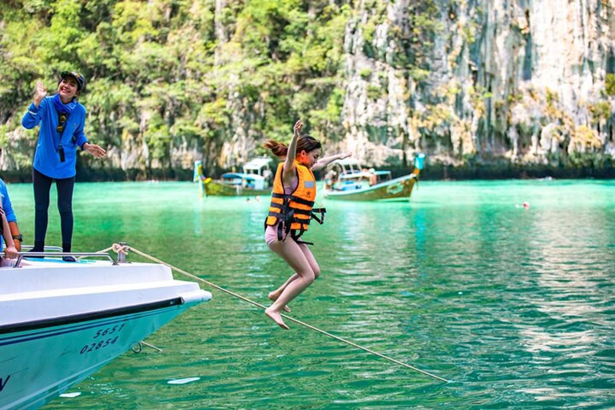 Una niña saltando de un bote en el agua