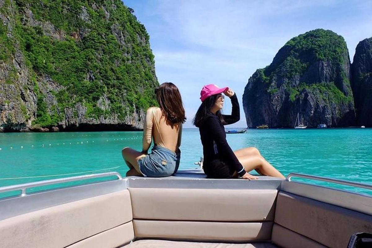 Dvě ženy sedící na zadní straně lodi v oceánu