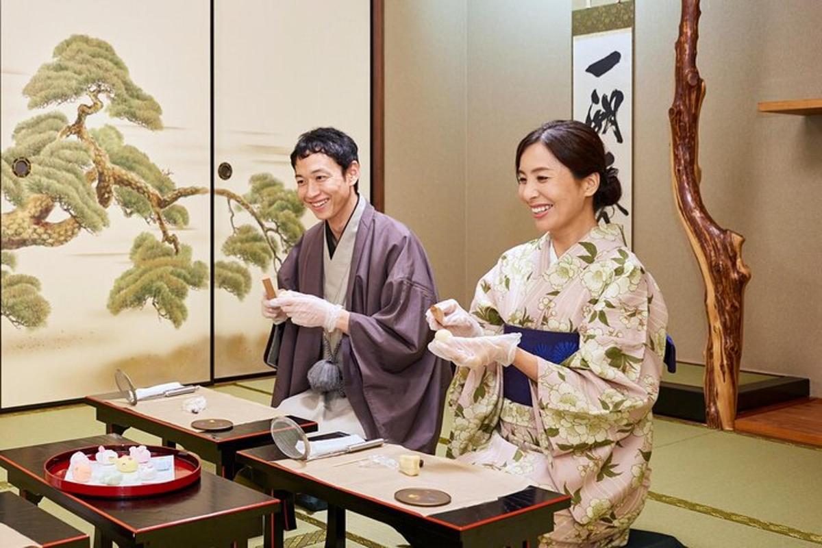 Un hombre y una mujer con kimonos de pie en una habitación.