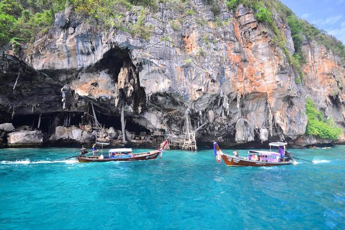 Dos barcos en el agua frente a una cueva