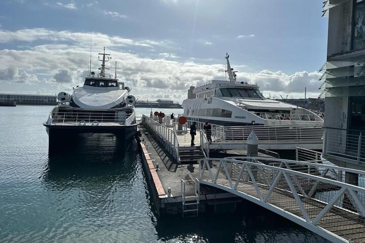 deux bateaux sont amarrés à un quai dans l'eau