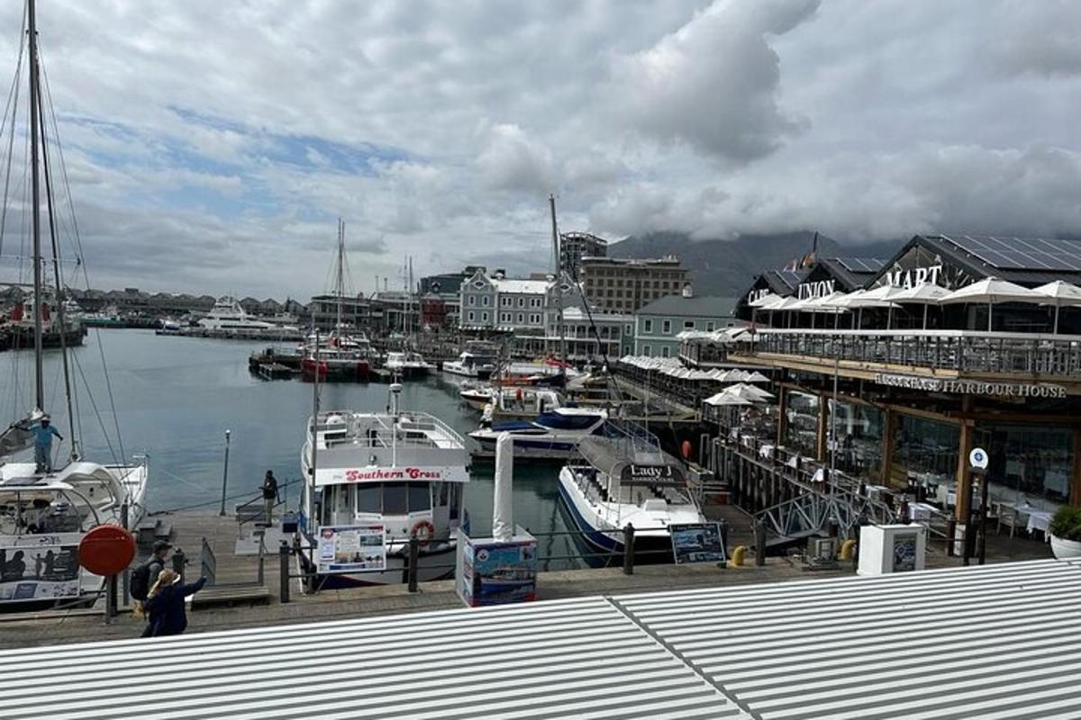 un grupo de barcos atracados en un puerto deportivo