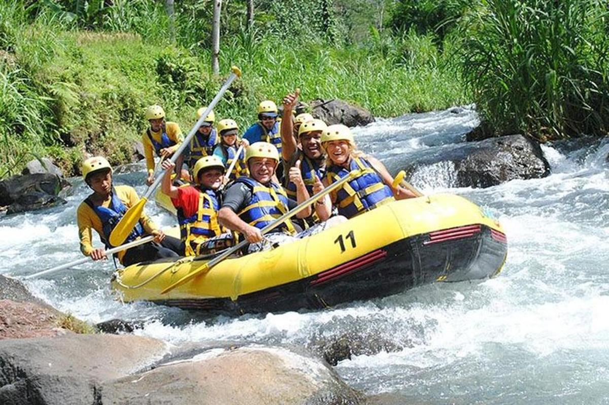 sekelompok orang di atas rakit di sungai