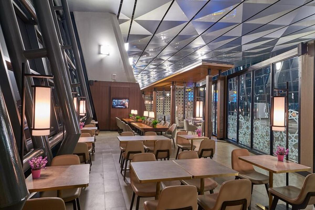 un ristorante con tavoli e sedie in legno e tablesearcher
