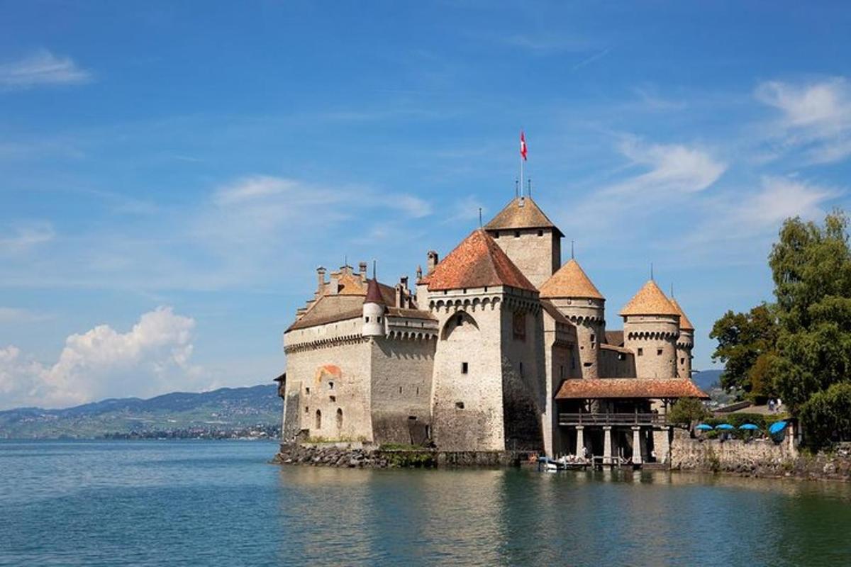 um castelo no meio de um corpo d'água