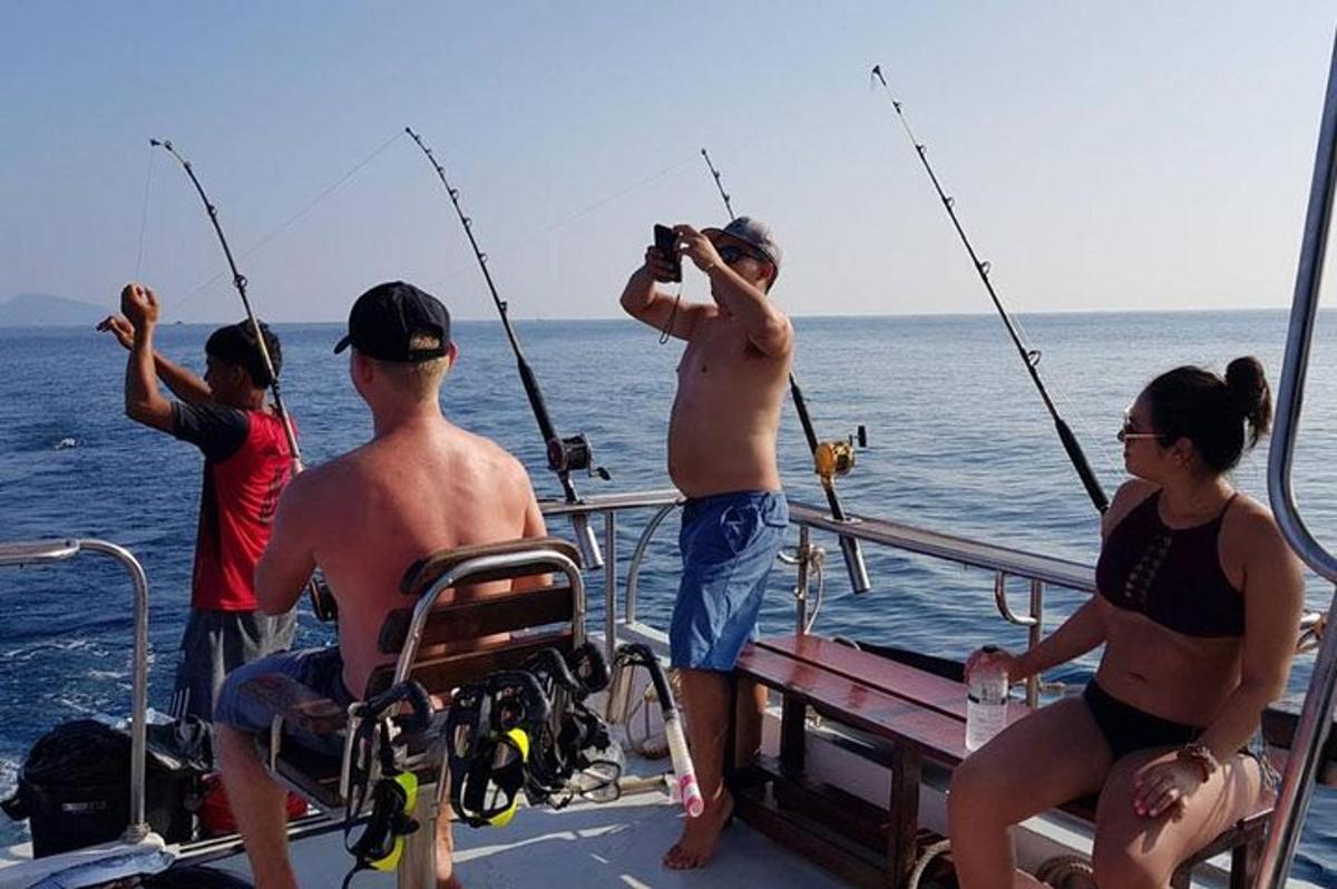 μια ομάδα ανθρώπων που ψαρεύουν σε μια βάρκα
