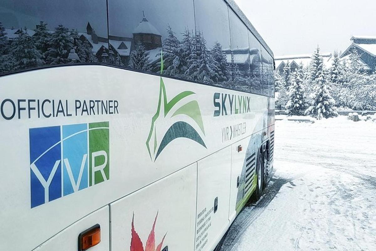 二階建てバスが雪の中に駐車されている
