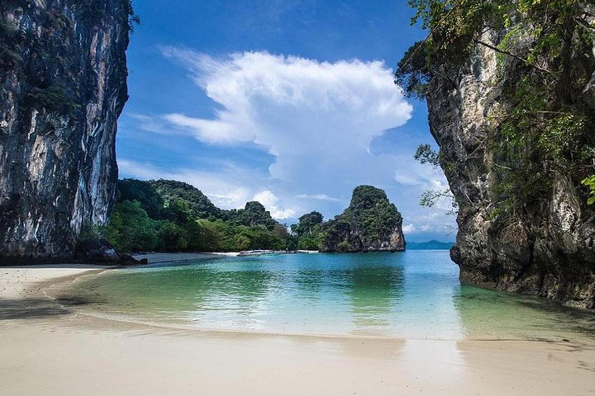 ein Strand mit Felsen im Wasser und ein Strand mit Sand