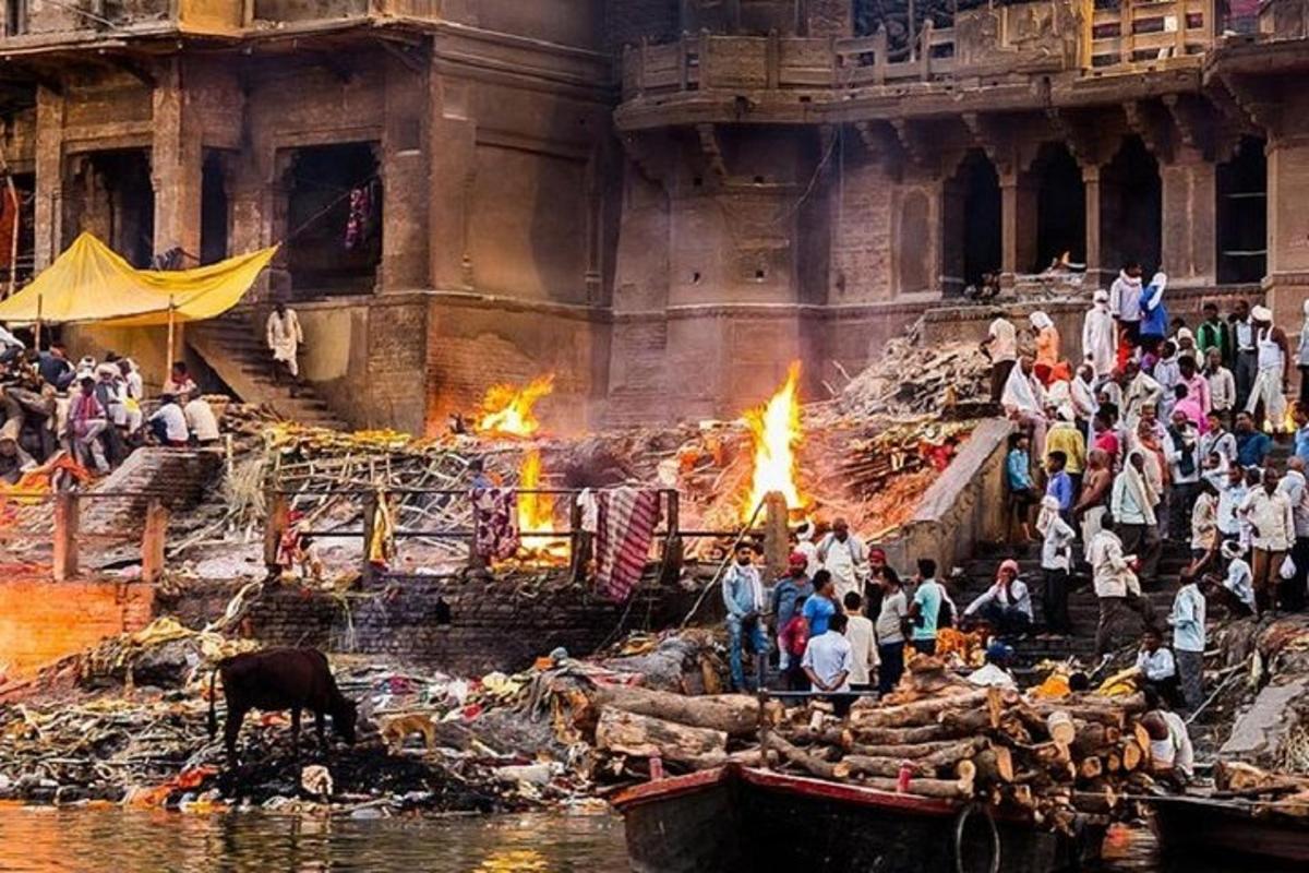 un gruppo di persone in piedi attorno a un mercato con il fuoco