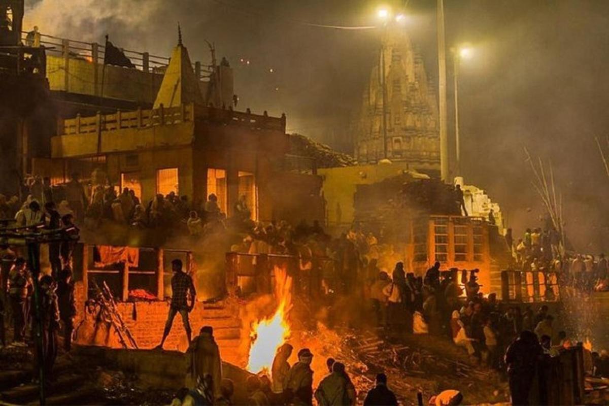 egy csoport ember áll a tűz körül