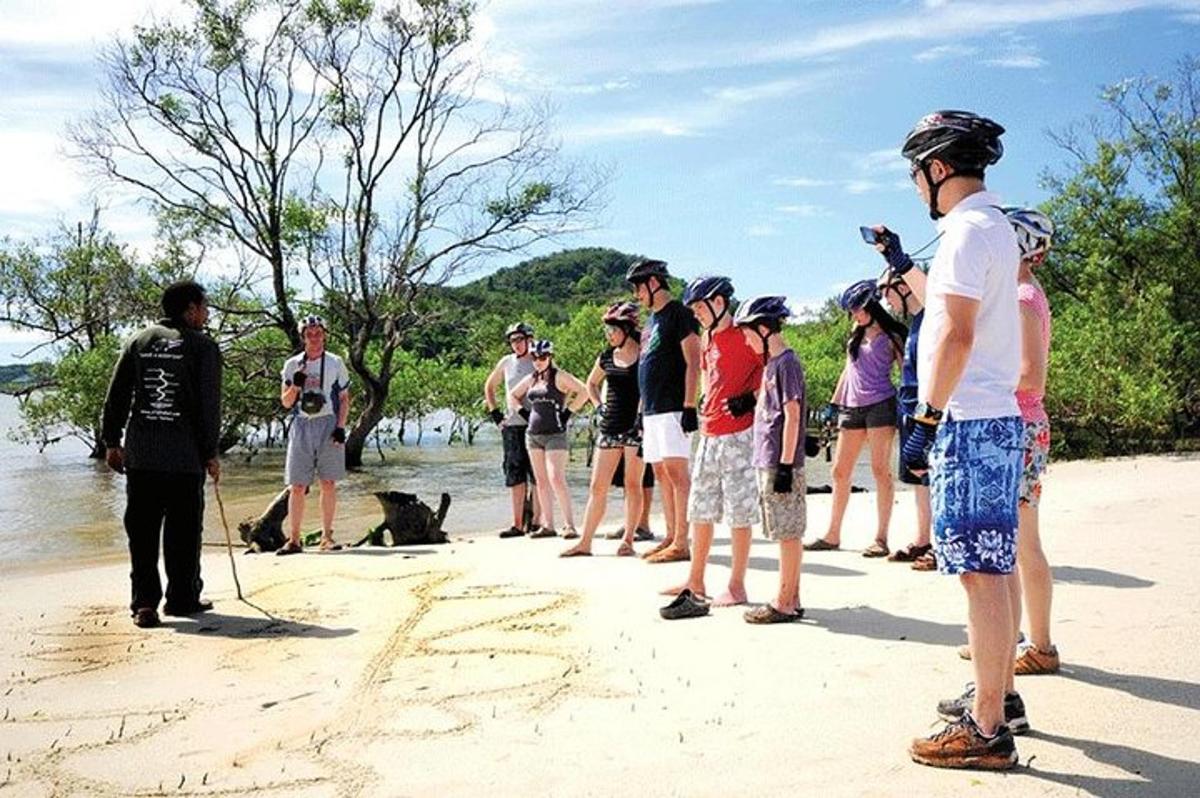 un gruppo di persone in piedi su una spiaggia